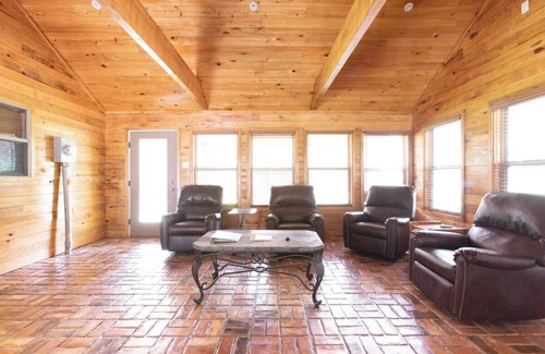McCall Creek Cabin | Cozy 2-bedroom cabin in charming Liberty MS with Starlink WIFI