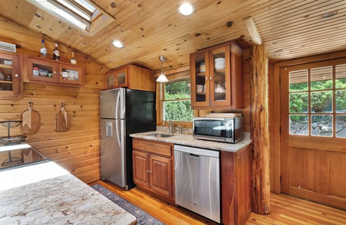 Newton Cabin | Cozy 2-bedroom cabin in Andover with WiFi, W/D AC, Backyard, Front Porch & Grill