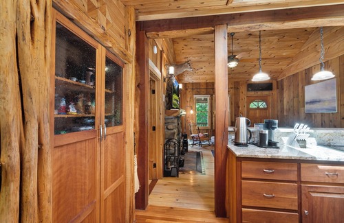 Newton Cabin | Cozy 2-bedroom cabin in Andover with WiFi, W/D AC, Backyard, Front Porch & Grill