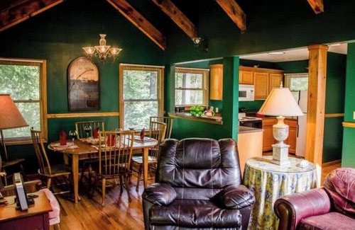 Skyland Cabin | Cozy 2 bedroom cabin w/hot tub