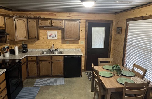 Batesville Cabin | Cozy 2-bedroom cabin with WiFi, AC in soothing Batesville, MS