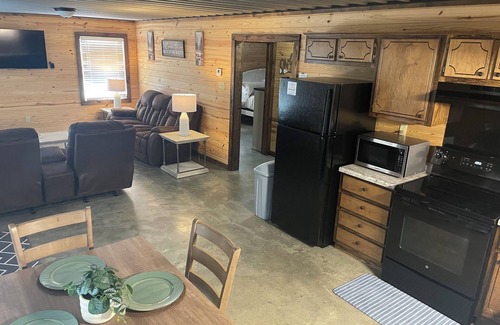 Batesville Cabin | Cozy 2-bedroom cabin with WiFi, AC in soothing Batesville, MS