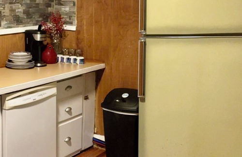 Hiltons Cabin | Cozy 2-bedroom cabin with AC, WiFi