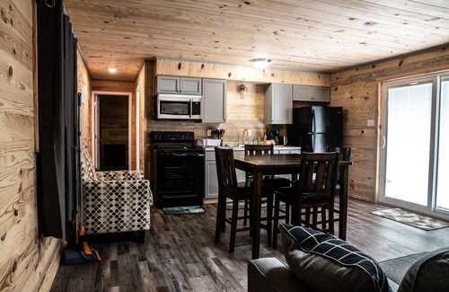 Albany Cabin | Cozy 2-bedroom cabin/w Slip with on Dale Hollow Lake in Albany, KY