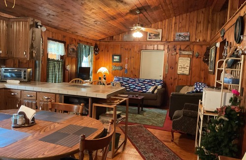 Girard Cabin | Cozy 2-bedroom cabin with AC, WiFi in charming Girard