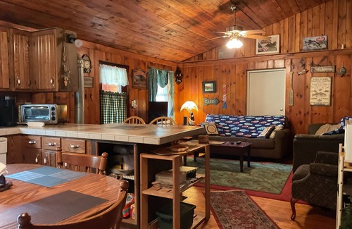 Girard Cabin | Cozy 2-bedroom cabin with AC, WiFi in charming Girard