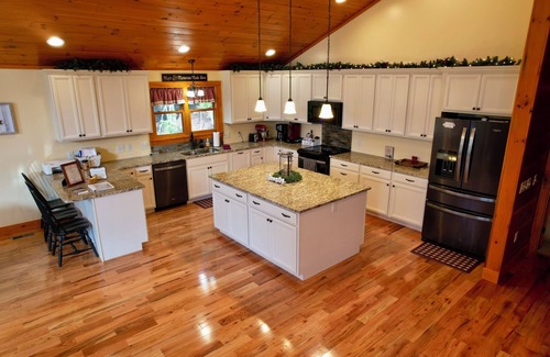 Old Town Cabin | Cozy 2-bedroom cabin with lots of room, AC and WiFi near the Blue Ridge Parkway.