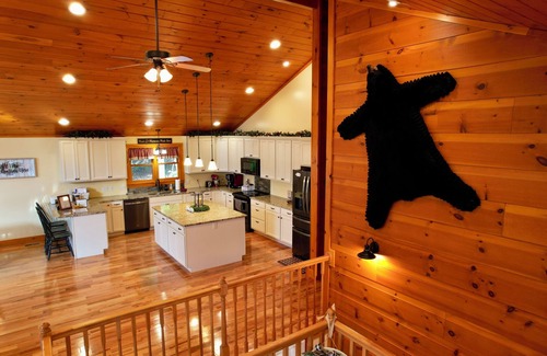Old Town Cabin | Cozy 2-bedroom cabin with lots of room, AC and WiFi near the Blue Ridge Parkway.