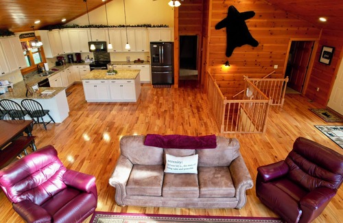 Old Town Cabin | Cozy 2-bedroom cabin with lots of room, AC and WiFi near the Blue Ridge Parkway.