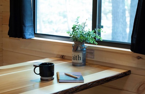 East Fultonham Cabin | Cozy 2-bedroom cabin with hot tub nestled in the woods of Morgan County