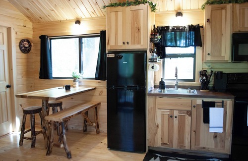 East Fultonham Cabin | Cozy 2-bedroom cabin with hot tub nestled in the woods of Morgan County