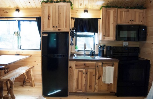 East Fultonham Cabin | Cozy 2-bedroom cabin with hot tub nestled in the woods of Morgan County