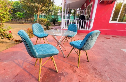 Sikandarabad Ski Chalet | Cozy 2-bedroom Chalet with Lawn and Pool in Marvelous Greater Noida with WiFi,AC