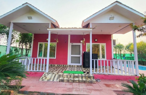 Sikandarabad Ski Chalet | Cozy 2-bedroom Chalet with Lawn and Pool in Marvelous Greater Noida with WiFi,AC