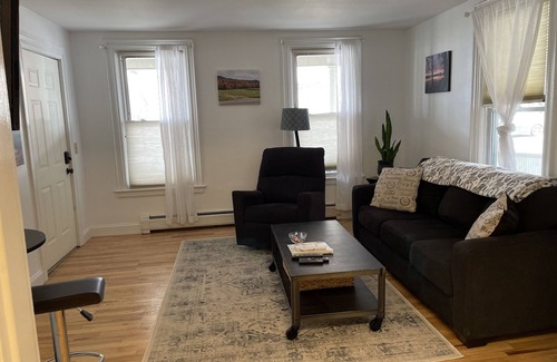 South End Apartment | Cozy- 2-Bedroom clean and Quiet- Maple St. Walk anywhere
