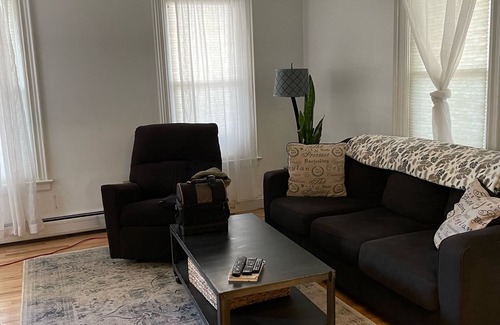 South End Apartment | Cozy- 2-Bedroom clean and Quiet- Maple St. Walk anywhere