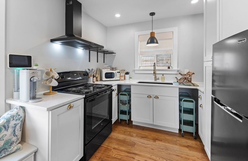 Hadley - Washington House | Cozy 2 Bedroom Close to Downtown