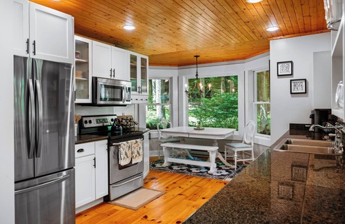 Traverse City Cottage | Cozy 2-bedroom cottage - PET FRIENDLY