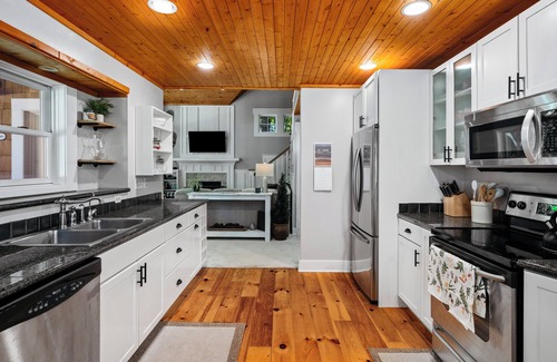 Traverse City Cottage | Cozy 2-bedroom cottage - PET FRIENDLY