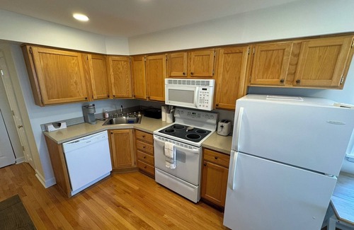 Margate City Condo | Cozy 2-bedroom condo with AC and WiFi close to beach in beautiful Margate City