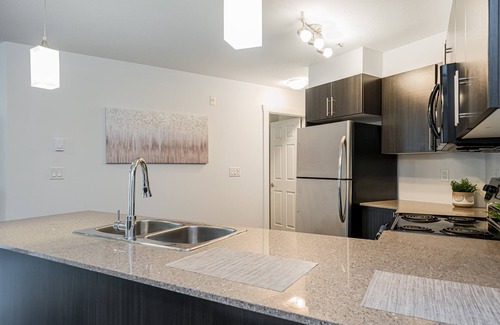 Abbotsford Apartment | Cozy 2 bedroom Condo - walking distance to down town Abby.nDog Friendly!
