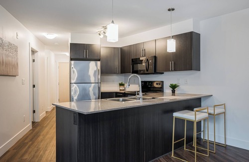 Abbotsford Apartment | Cozy 2 bedroom Condo - walking distance to down town Abby.nDog Friendly!