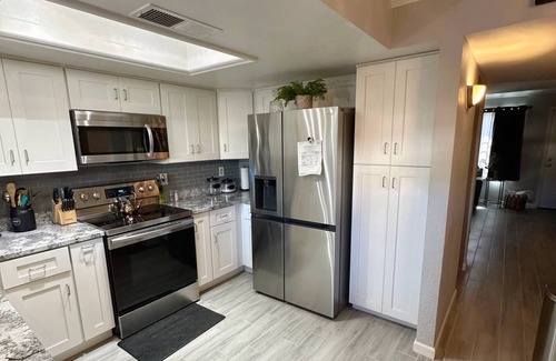 Glendale Condo | Cozy 2-bedroom condo in amazing Glendale pool/WiFi 5 min from Peoria Sprt Cmplx