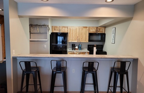 Bellaire Condo | Cozy 2-Bedroom Condo, Stunning Golf Course Views – Perfect for Families & Groups