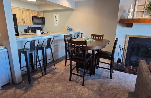 Bellaire Condo | Cozy 2-Bedroom Condo, Stunning Golf Course Views – Perfect for Families & Groups