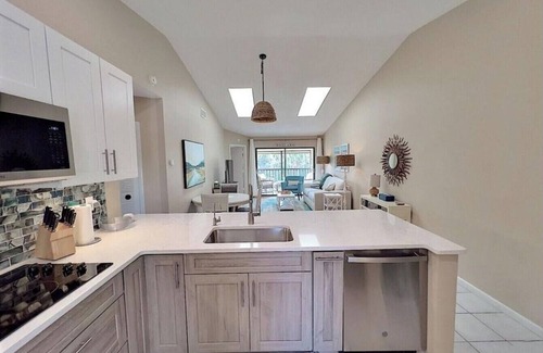 Biggar Condo | Cozy 2-bedroom condo with A/C, WiFi, & canal access in Fort Myers, new to VRBO!