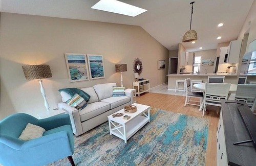 Biggar Condo | Cozy 2-bedroom condo with A/C, WiFi, & canal access in Fort Myers, new to VRBO!