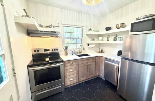 Greensboro Condo | Cozy 2-bedroom condo with WiFi, AC in fantastic Greensboro