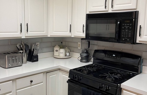 Randallstown Condo | Cozy 2-bedroom condo in enchanting Pikesville with AC, WiFi