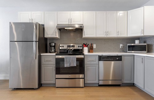 North Loop Condo | Cozy 2-bedroom condo with AC and WiFi in lovely Austin