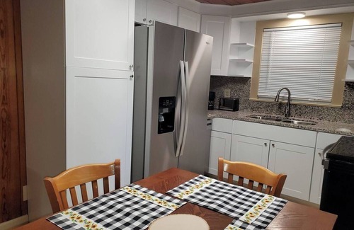 Gatlinburg - Pigeon Forge Cottage | Cozy 2-bedroom cottage with WiFi and AC in pleasant Pigeon Forge - On the River!