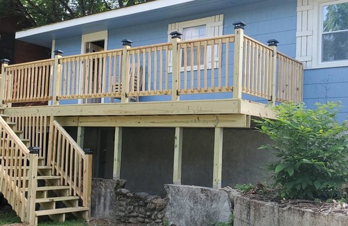 Gatlinburg - Pigeon Forge Cottage | Cozy 2-bedroom cottage with WiFi and AC in pleasant Pigeon Forge - On the River!