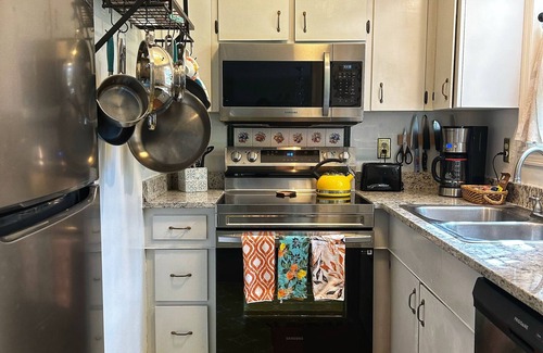 Winterville Cottage | Cozy 2-bedroom cottage with WiFi, AC in charming Winterville