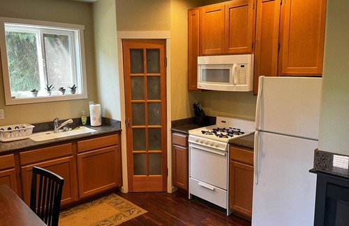 Washougal House | Cozy 2-bedroom cottage in Washougal with AC