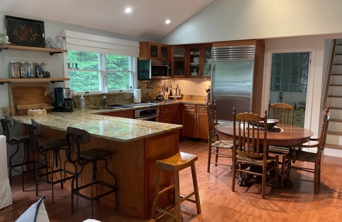 Bellport House | Cozy 2 bedroom Cottage. Steps to Restaurants, Shops and Fire Island Ferry
