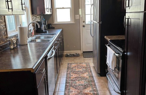 Lincoln Cottage | Cozy 2 bedroom cottage, near Stadium.