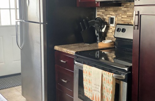 Lincoln Cottage | Cozy 2 bedroom cottage, near Stadium.