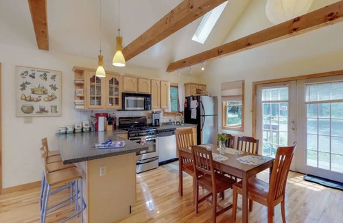 Woodstock Cottage | Cozy 2 bedroom cottage in Woodstock heated pool, mountain views,bbq,swim πββοΈ hike