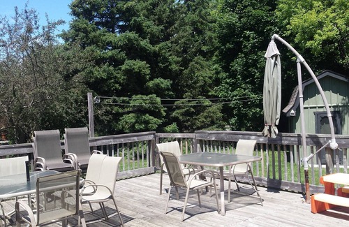 Bluewater Cottage | Cozy 2 Bedroom Cottage Walking Distance to the Beach