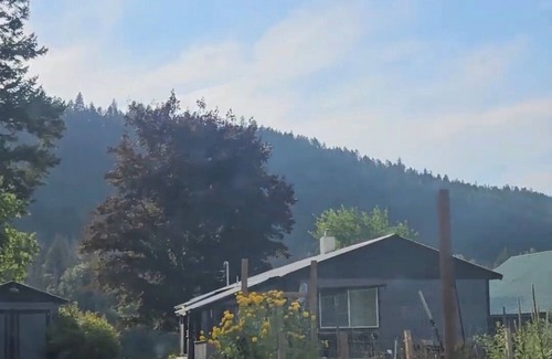 Libby Cottage | Cozy 2-bedroom cottage with peaceful Kootenai River view/access, Pets Welcome!