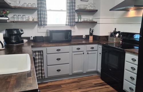 Belton House | Cozy 2-bedroom Craftsman Bungalow home in the charming historic downtown Belton.