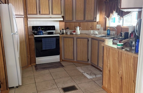 Vero Beach House | Cozy 2-bedroom double-wide home in charming Vero Beach with AC
