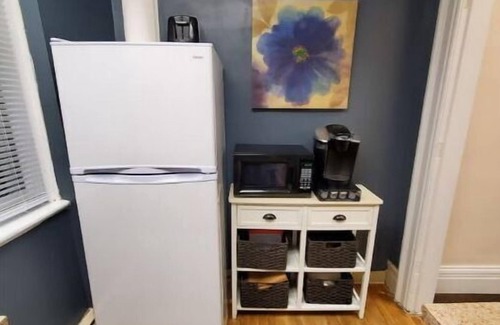 Auburn House | Cozy 2 bedroom, downtown, free parking, FIOS