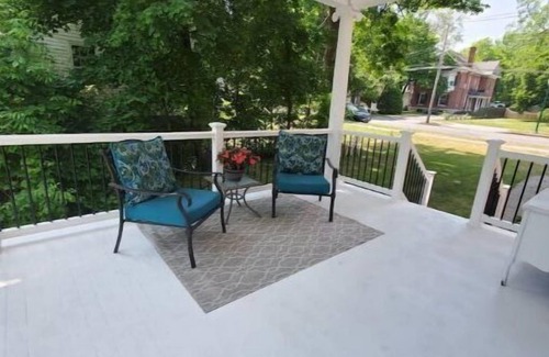 Auburn House | Cozy 2 bedroom, downtown, free parking, FIOS