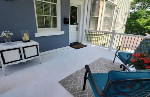 Auburn House | Cozy 2 bedroom, downtown, free parking, FIOS