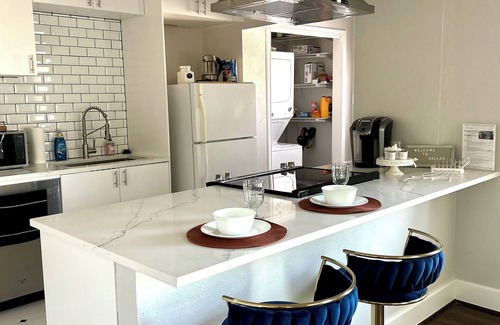 Kessler House | Cozy 2-bedroom duplex in quiet Kessler Park Bishop Arts with WiFi, AC